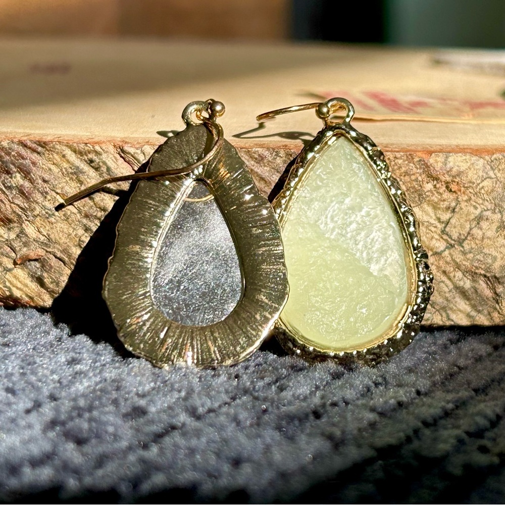 Bohemian Green Textured Faux Stone Tear Drop Dangle Women's Earrings - Picture 3 of 3
